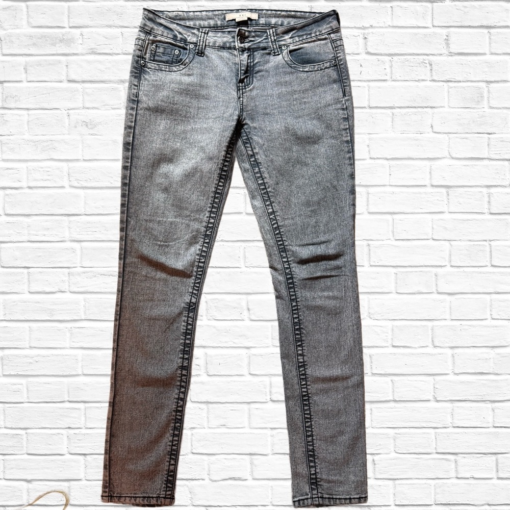 Forever 21 Women's Gray Skinny Jeans - size 28